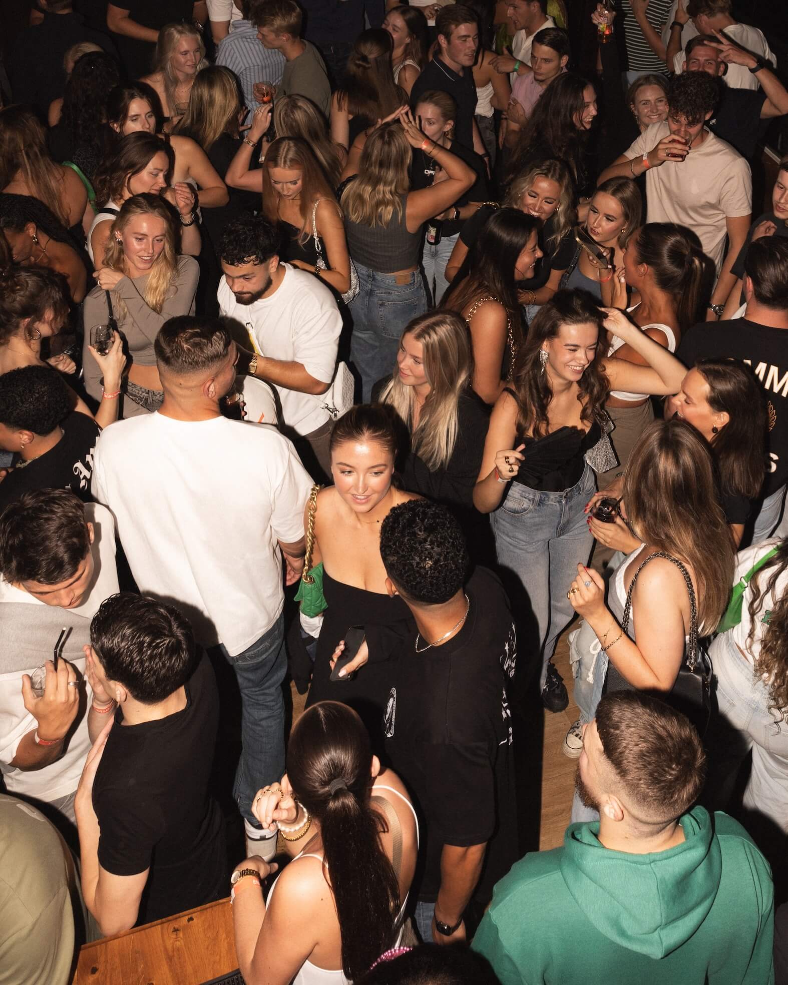 Een groep mensen die aan het dansen is op muziek tijdens het feest van Enjoyment Events in Zwolle